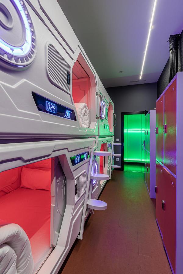 Art Seven Hostel Capsules Madrid Eksteriør billede