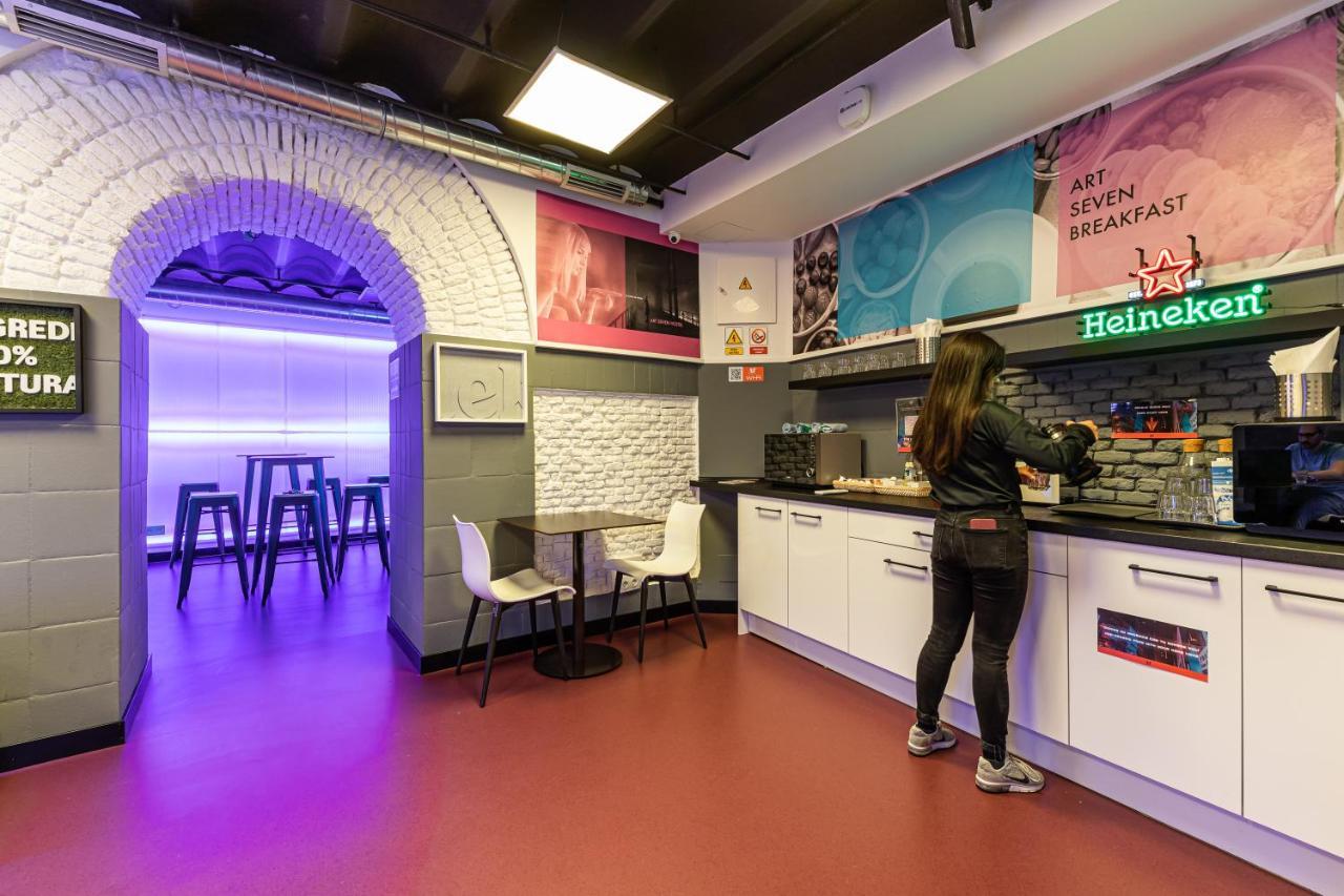 Art Seven Hostel Capsules Madrid Eksteriør billede
