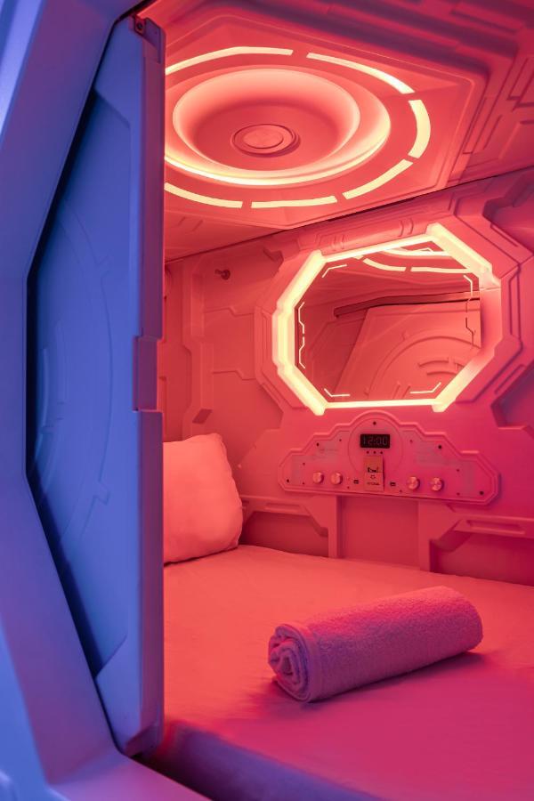 Art Seven Hostel Capsules Madrid Eksteriør billede